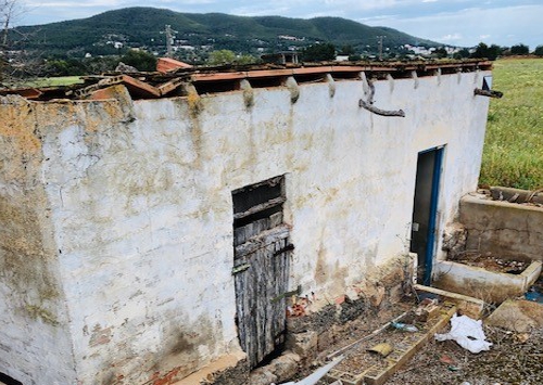 Enige understatement: foto is niet de werkelijkheid, maar zo worden er ook wel woningen aangeboden op Ibiza.